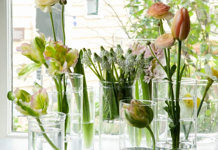 Borddekning og dekorasjon med blomster og glass