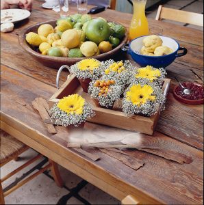 Høstbordet, dekorert med gerbera og brudeslør