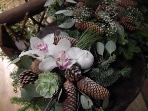 Juledekorasjon med orkide, pyntegrønt og glitter