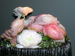 Rosa ranunkler i enkel dekorasjon