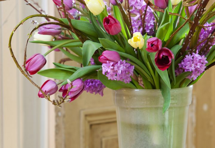 Vårblomstrende bukett med tulipaner, svibler og pil