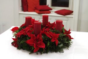 Adventskrans med røde julestjerner