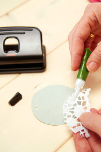 Nytt liv til gammelt servise - personlige juledekorasjoner