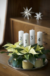 Vi teller ned til jul med adventskrans med lys og stjerner