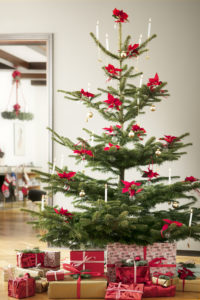 Juletre pyntet med julegaver