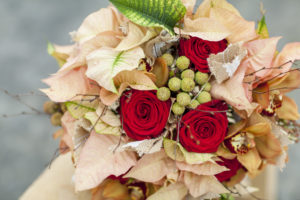 Julestjerne brudebukett i fersken og rødt