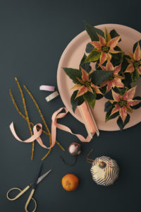 Lag en gave med pent innpakkede julestjerner