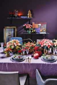 Festlig dekorert julebord med julestjerner