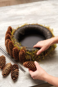 Slik lager du adventskrans med julestjerner og naturmaterialer: Trinn 2