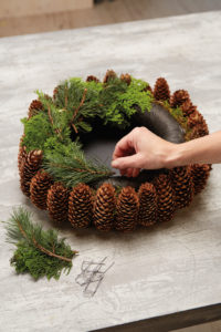 Slik lager du adventskrans med julestjerner og naturmaterialer: Trinn 3