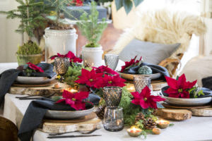 Avslappet julekos med vakkert blomsterdekket bord