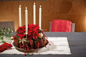 Slik lager du adventskrans med julestjerner og naturmaterialer