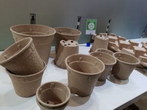 Blomsterpotter i presset og vokset papp