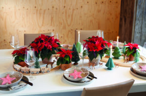 Juledekorasjon med tog for et festlig julebord